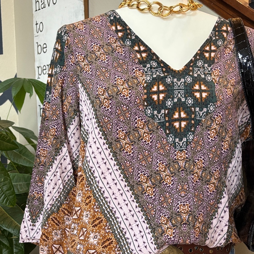 Bohemian V-Neck Patterned Top 🤩 - Picture 2 of 10